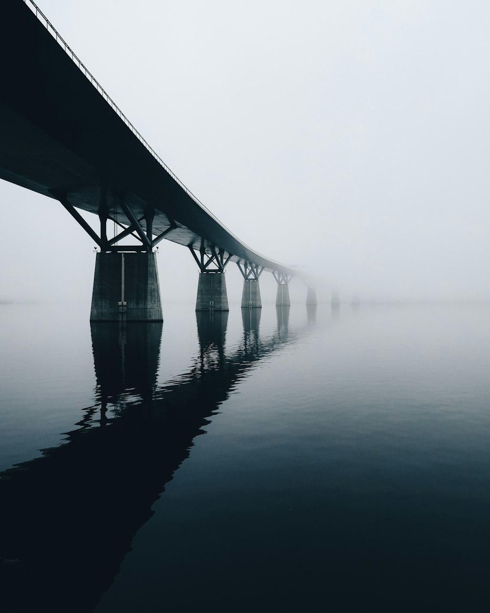 ponte sullo specchio d'acqua