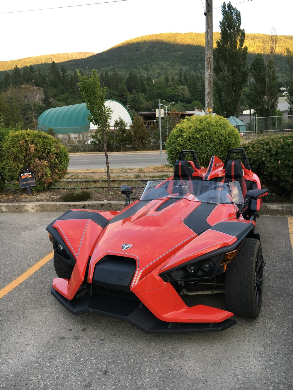 Lamborghini Aventador rossa e nera su strada durante il giorno