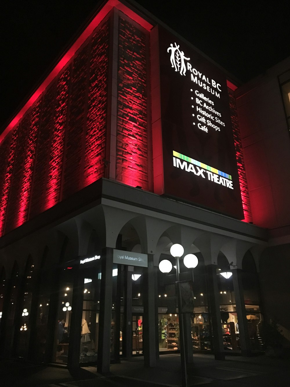 Edificio de hormigón rojo y blanco durante la noche