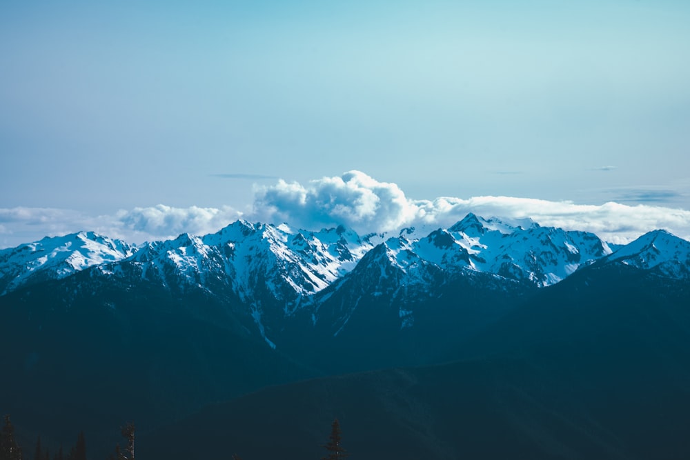 Schneebedeckte Berge tagsüber unter bewölktem Himmel