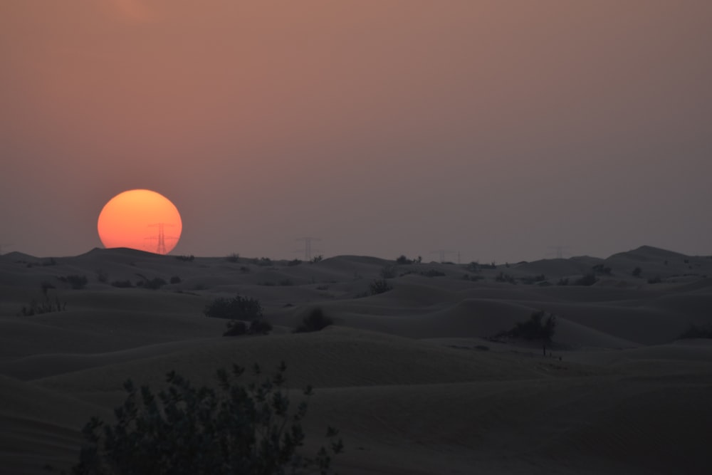 Schneebedeckter Berg bei Sonnenuntergang