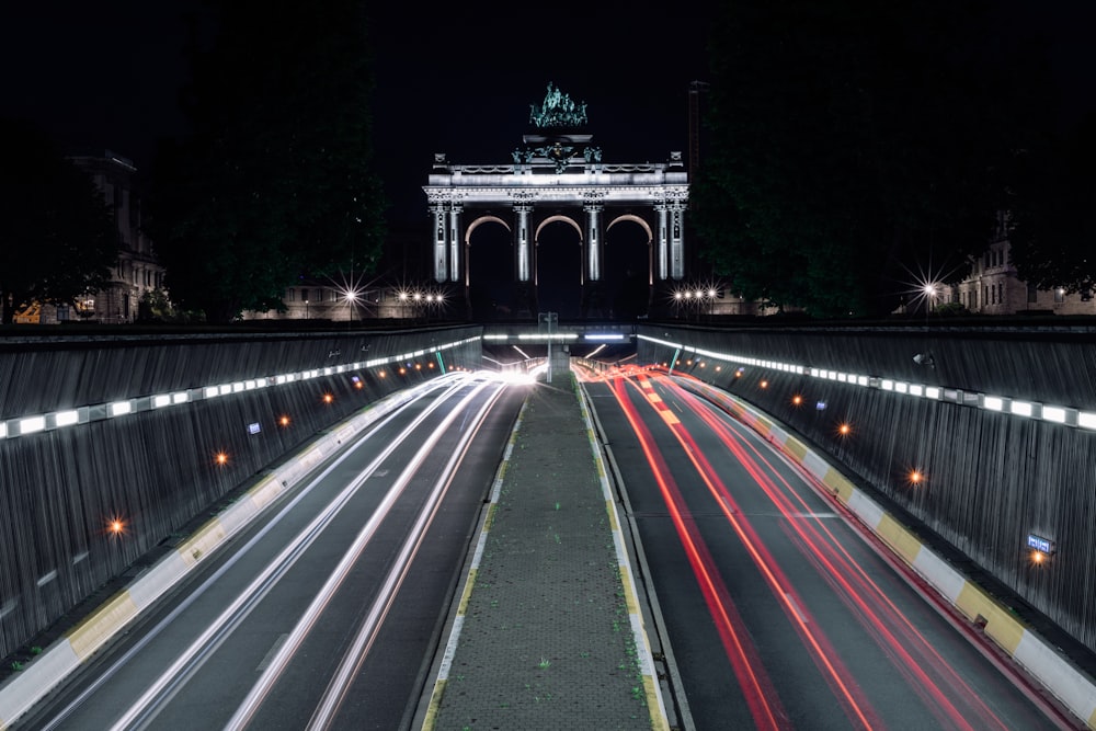 Coches en la carretera durante la noche