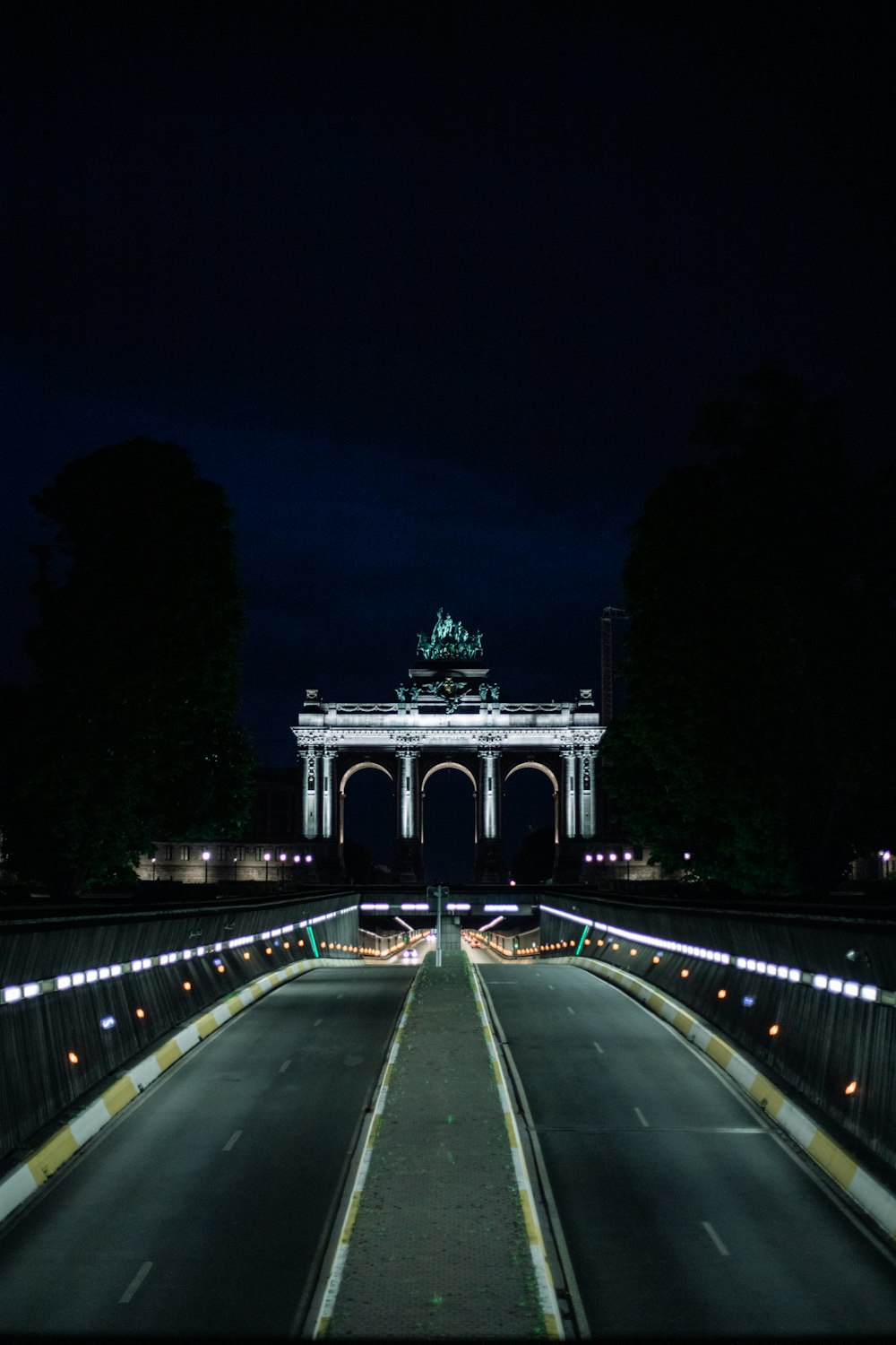 Puente de hormigón gris durante la noche