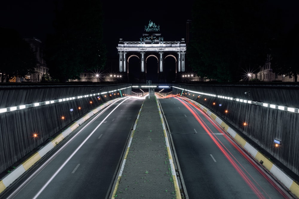 Coches en la carretera durante la noche