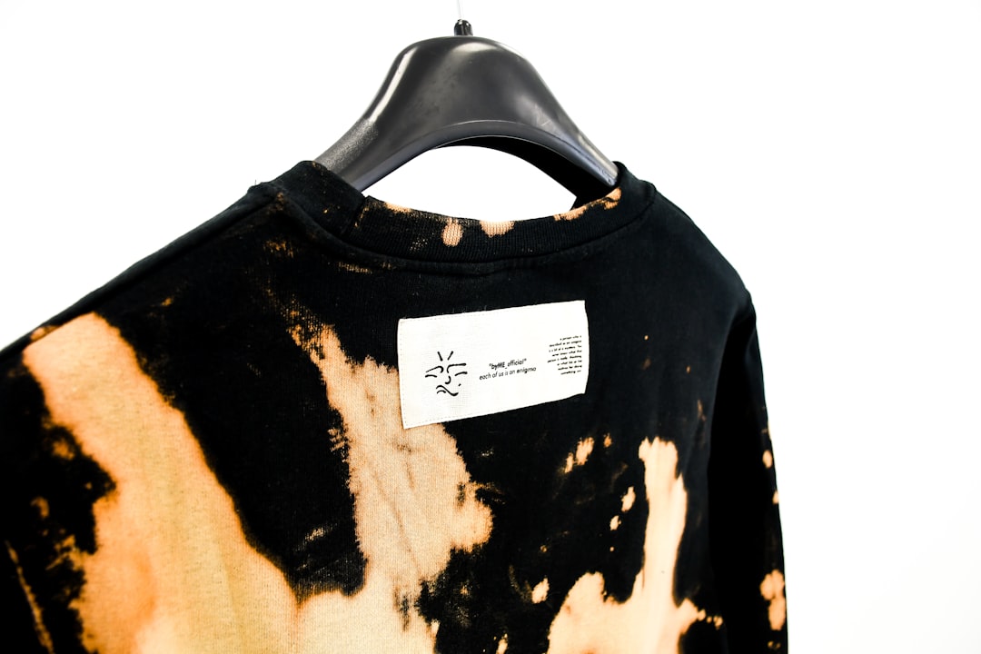 black and brown crew neck shirt