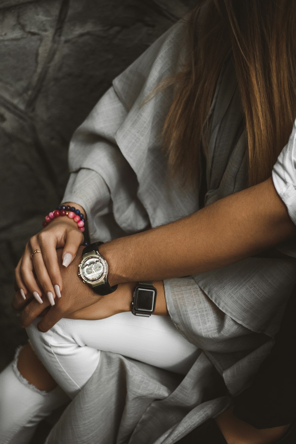 Mujer con camisa de vestir blanca con reloj digital plateado y negro