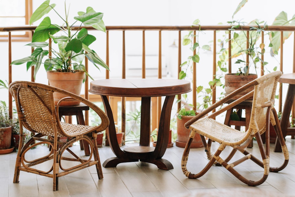 茶色の木製のテーブルと椅子