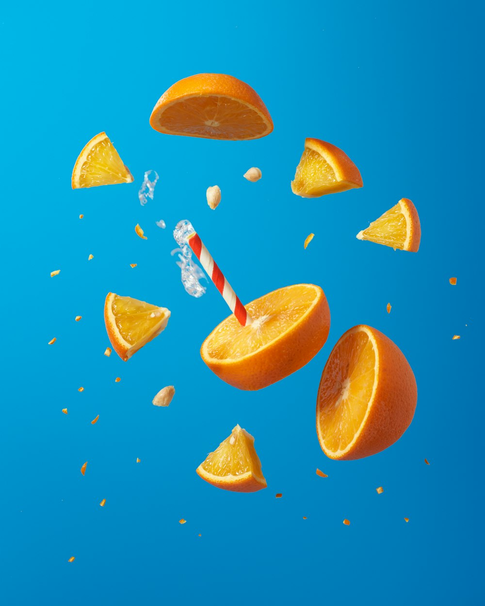 fruta naranja en rodajas sobre superficie azul