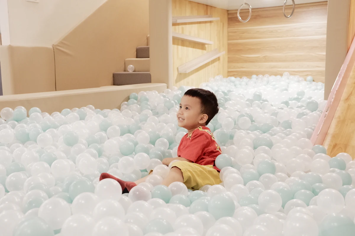 Enfants qui jouent dans un grand module de jeux intérieur coloré