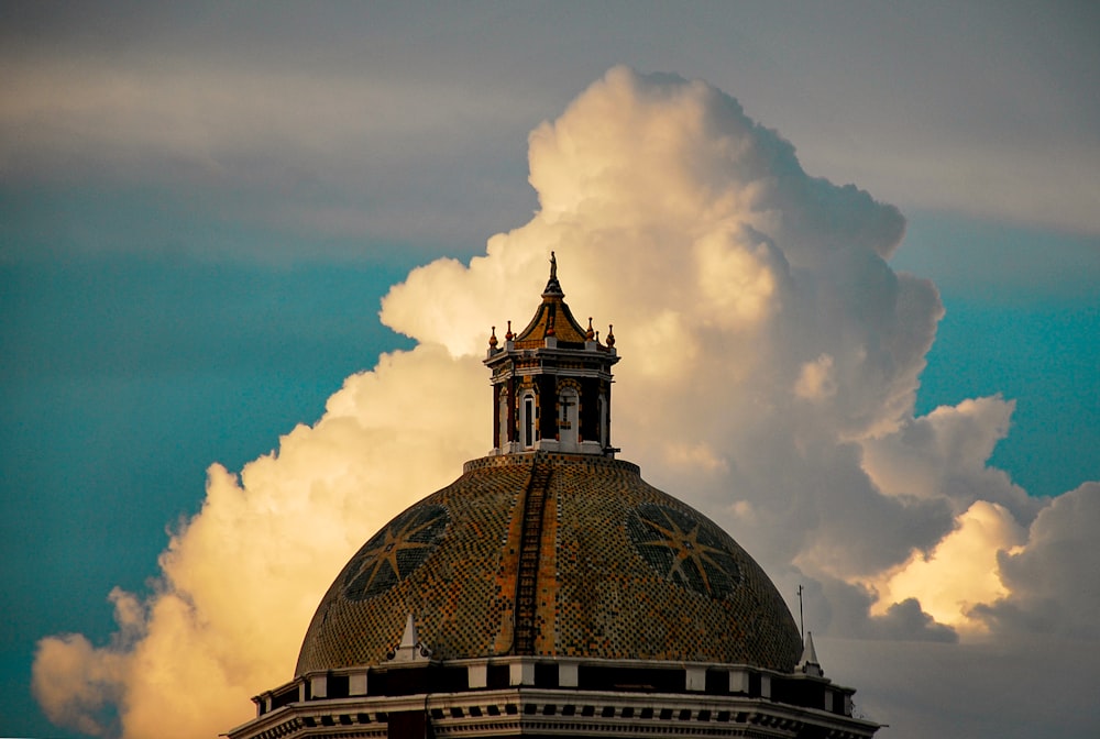 Schwarz-weißes Betongebäude tagsüber unter weißen Wolken