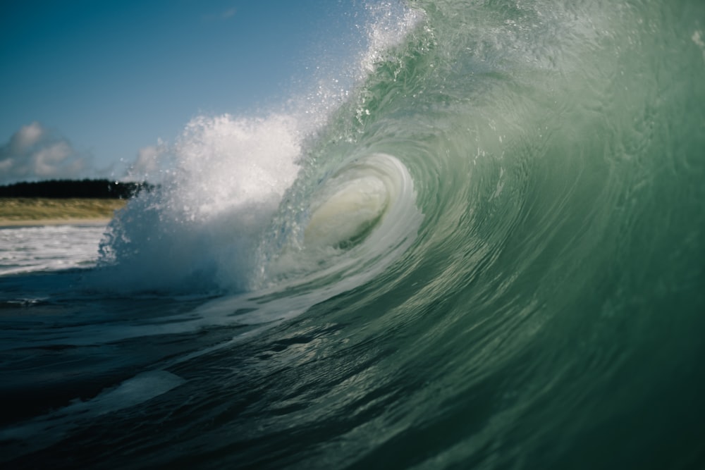 ocean wave during day time