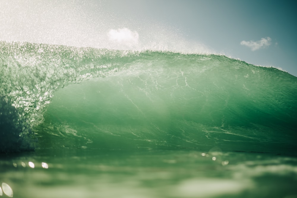 日中の緑の水の波