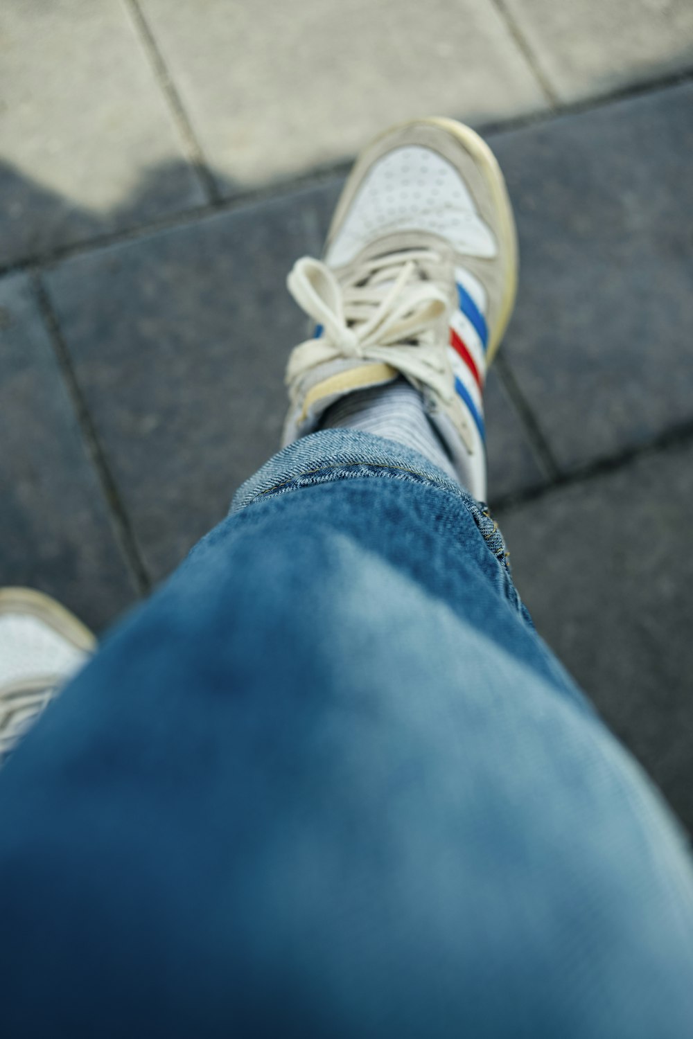 Foto persona en jeans azules con zapatillas adidas blancas y amarillas –  Imagen Azul gratis en Unsplash