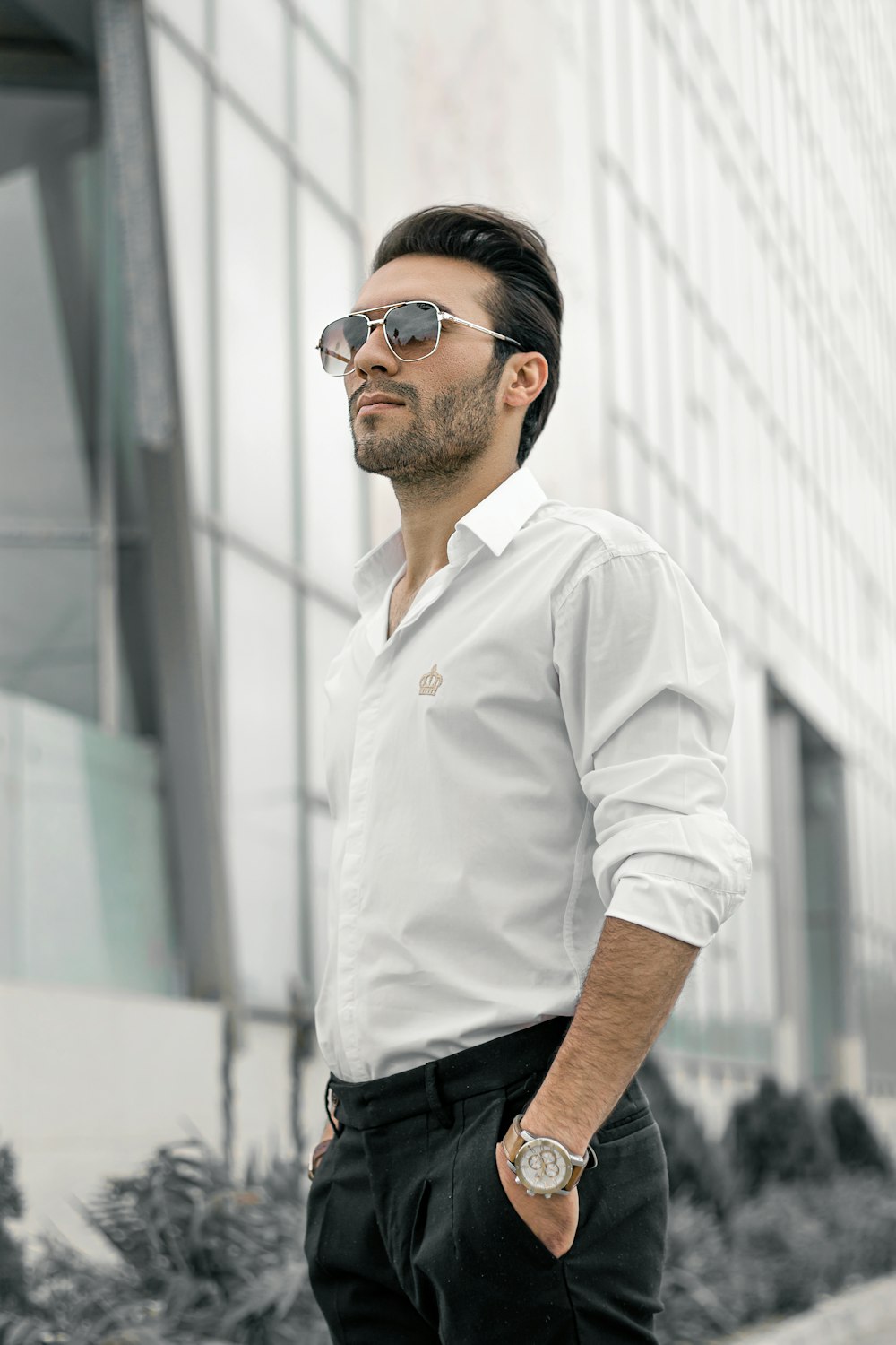 hombre con camisa de vestir blanca con gafas de sol negras