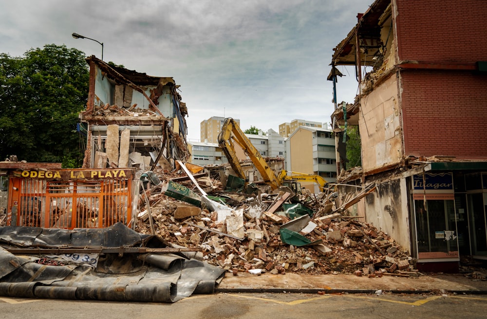 edifici in cemento grigio e giallo sotto nuvole bianche durante il giorno