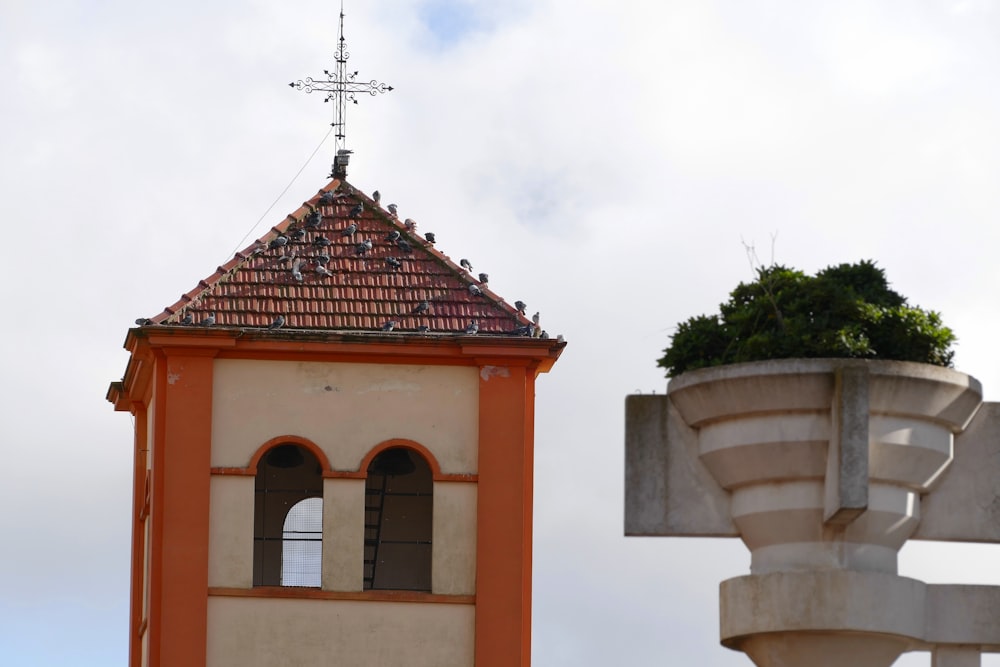 Braunes und graues Betongebäude unter weißem Himmel tagsüber