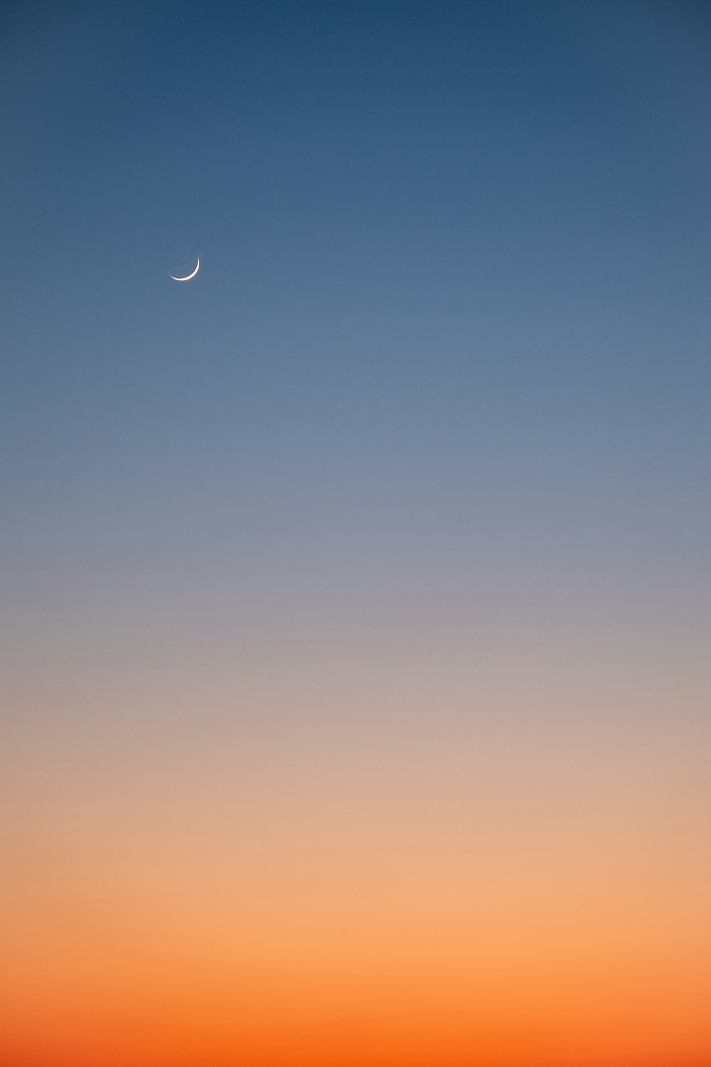 blauer Himmel mit weißen Wolken tagsüber