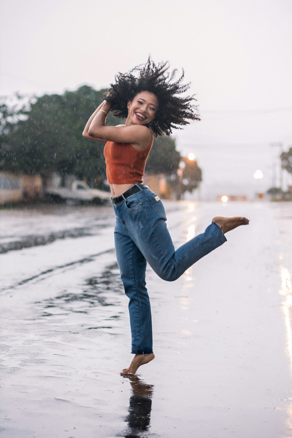 femme en jean bleu debout sur l’eau pendant la journée