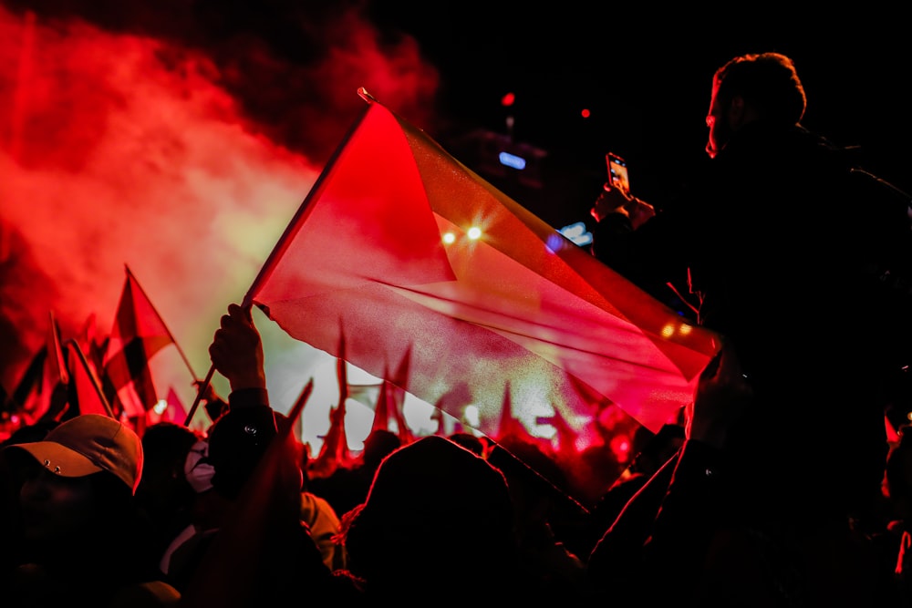 pessoas que se reúnem em um concerto durante a noite