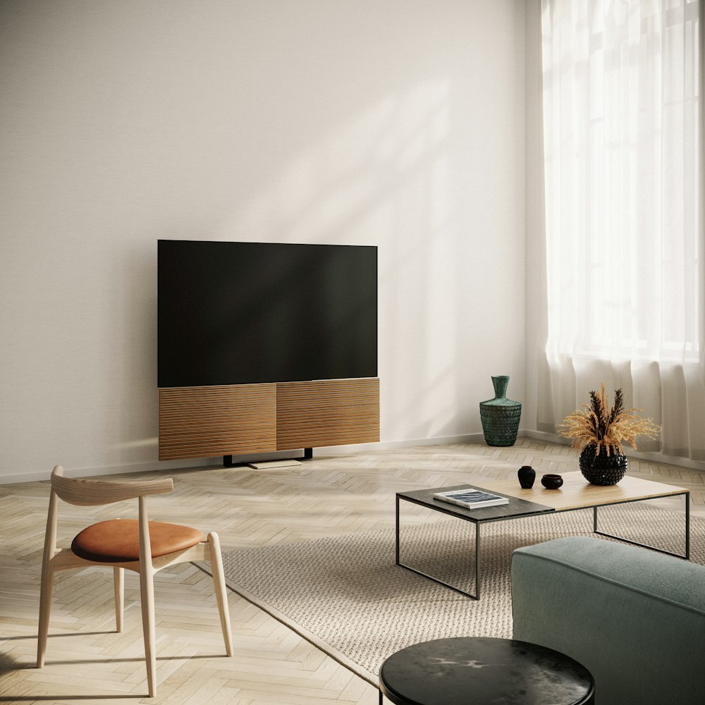 Televisor de pantalla plana negro en estante de TV de madera marrón
