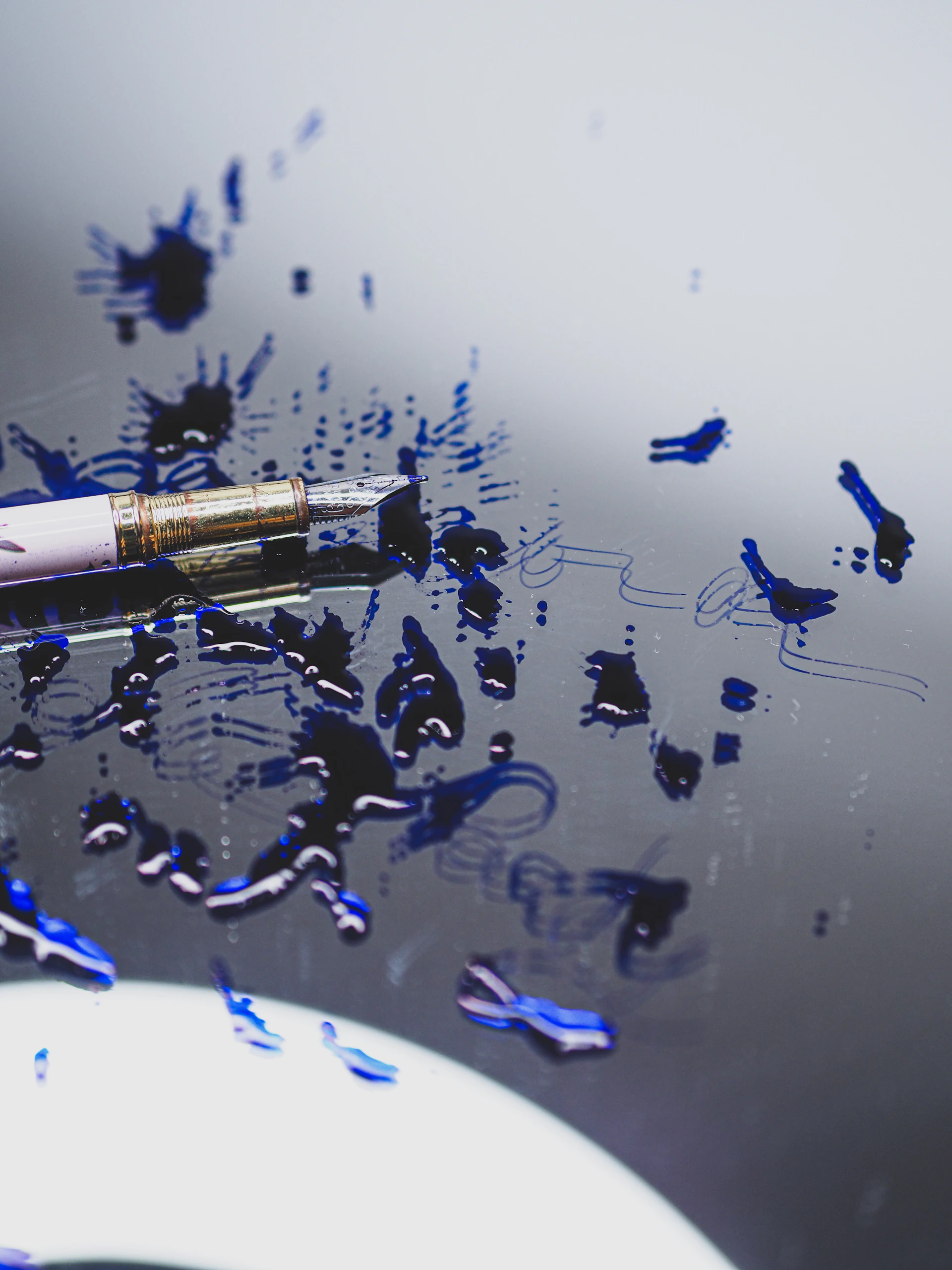 gray computer monitor