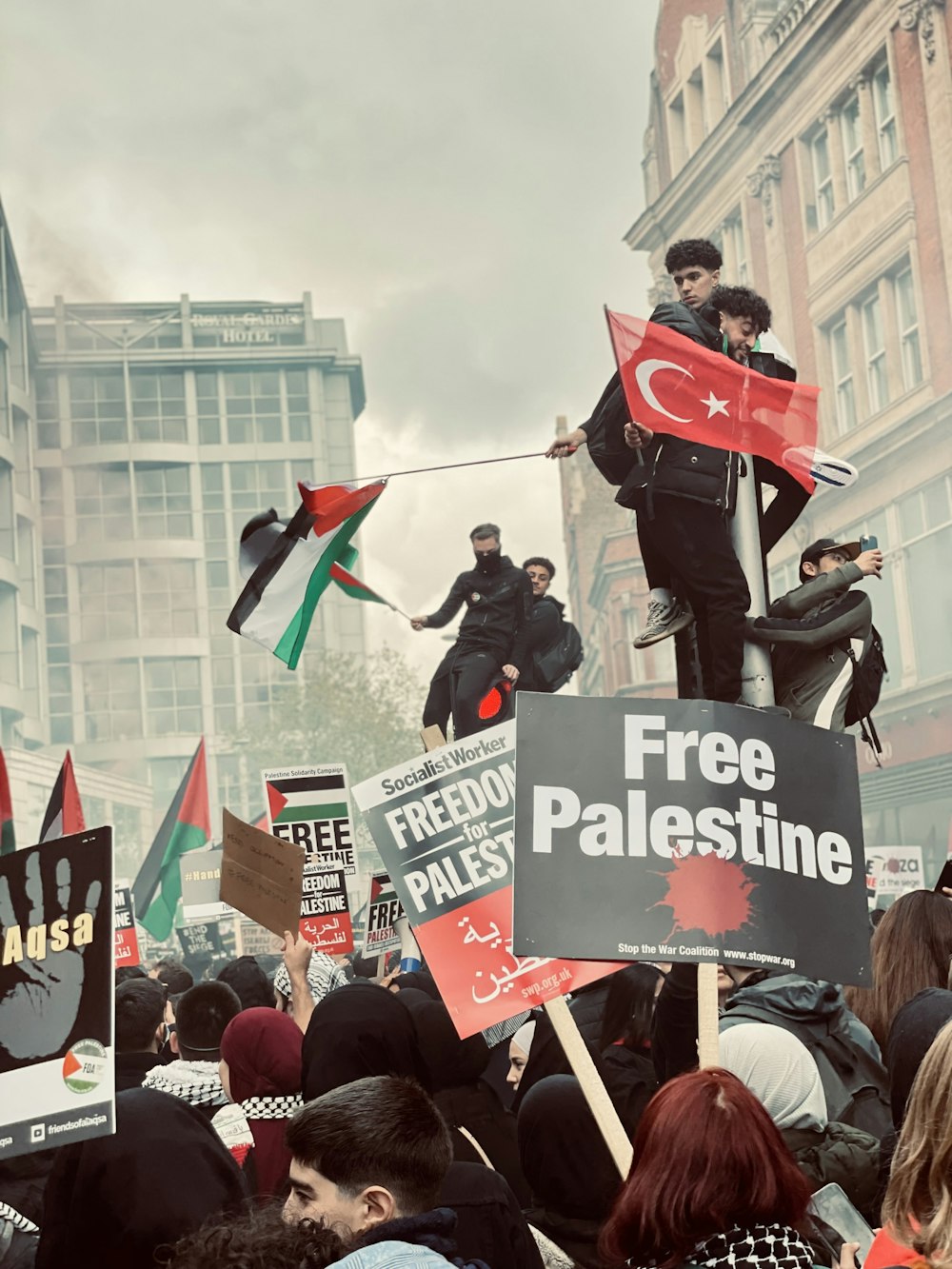 people holding flags during daytime