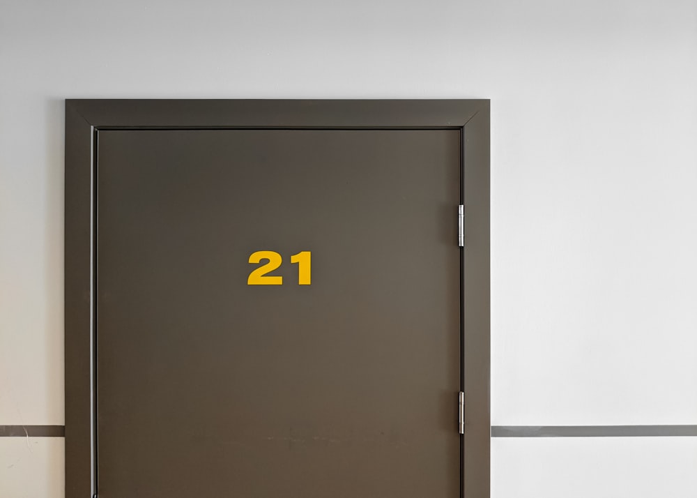 puerta con estampado x negro y amarillo