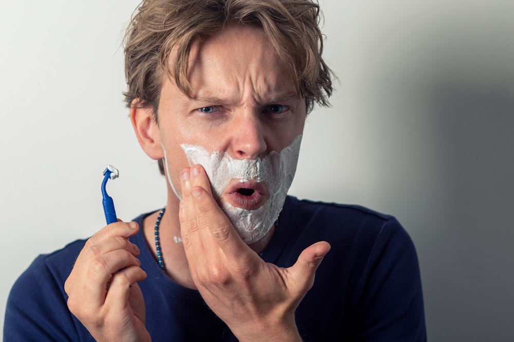 Mujer con camisa azul de manga larga con mascarilla blanca