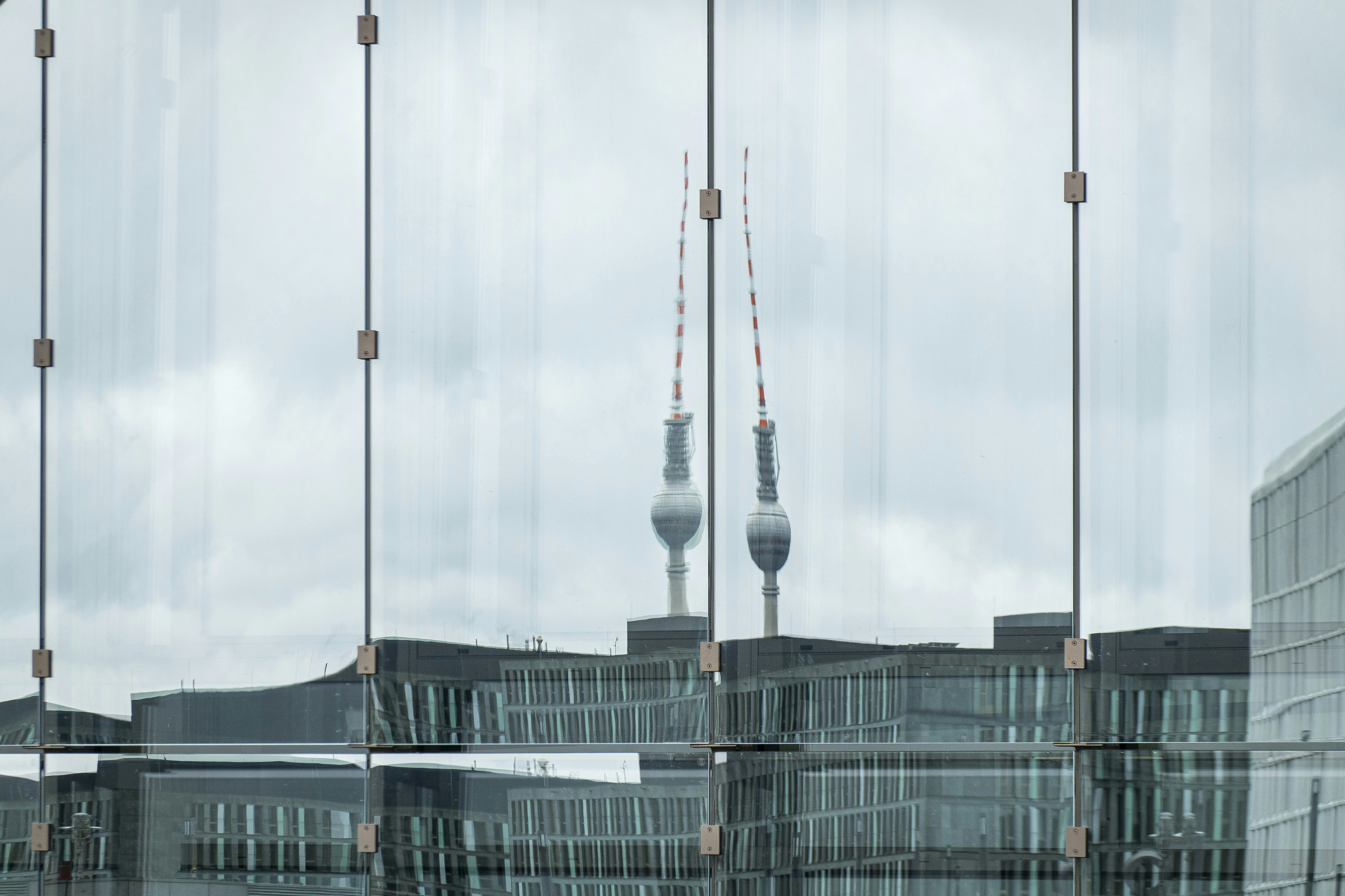 Weißer und schwarzer Betonbau tagsüber