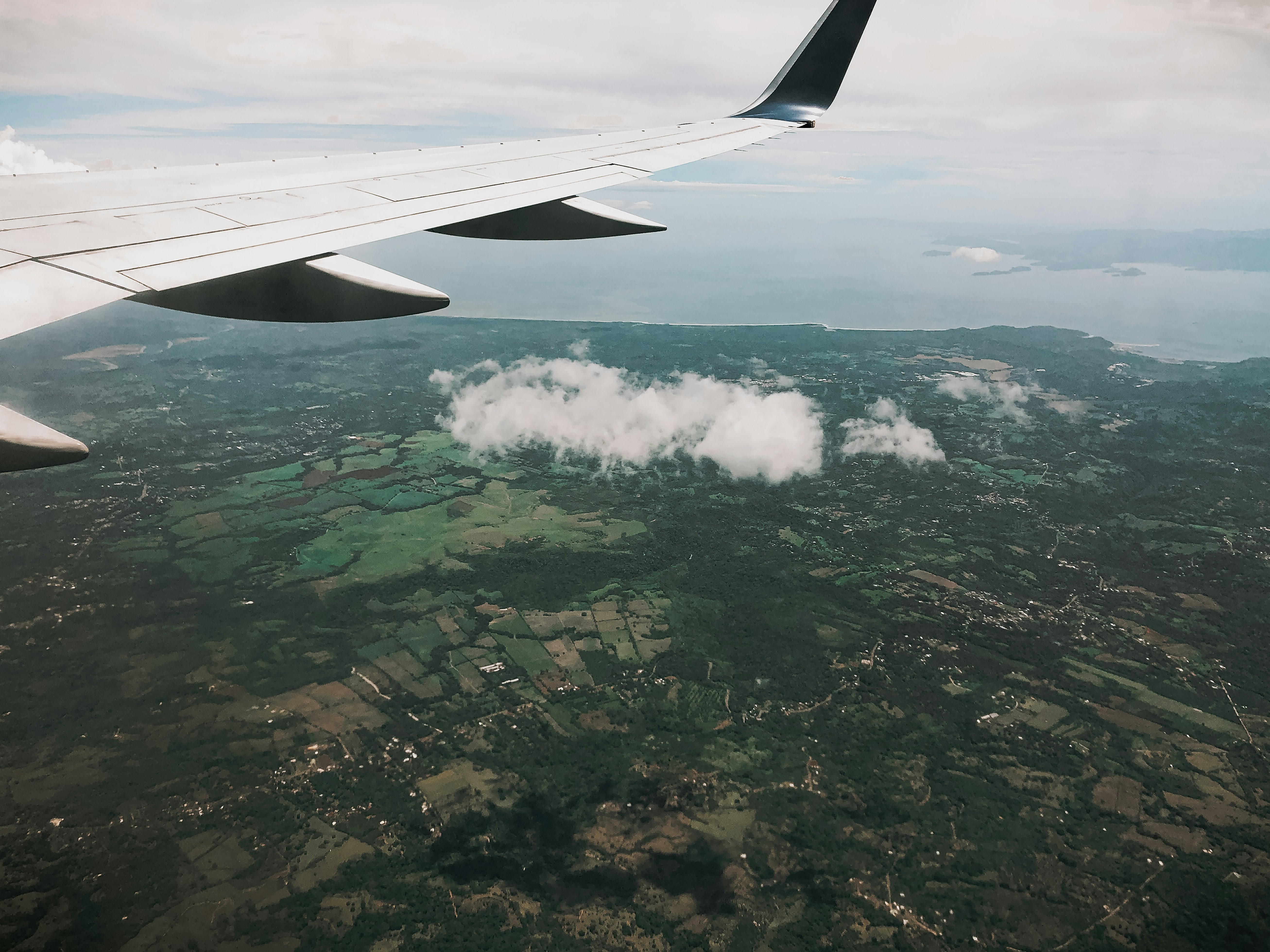 Vista aérea de montañas verdes y blancas durante el día