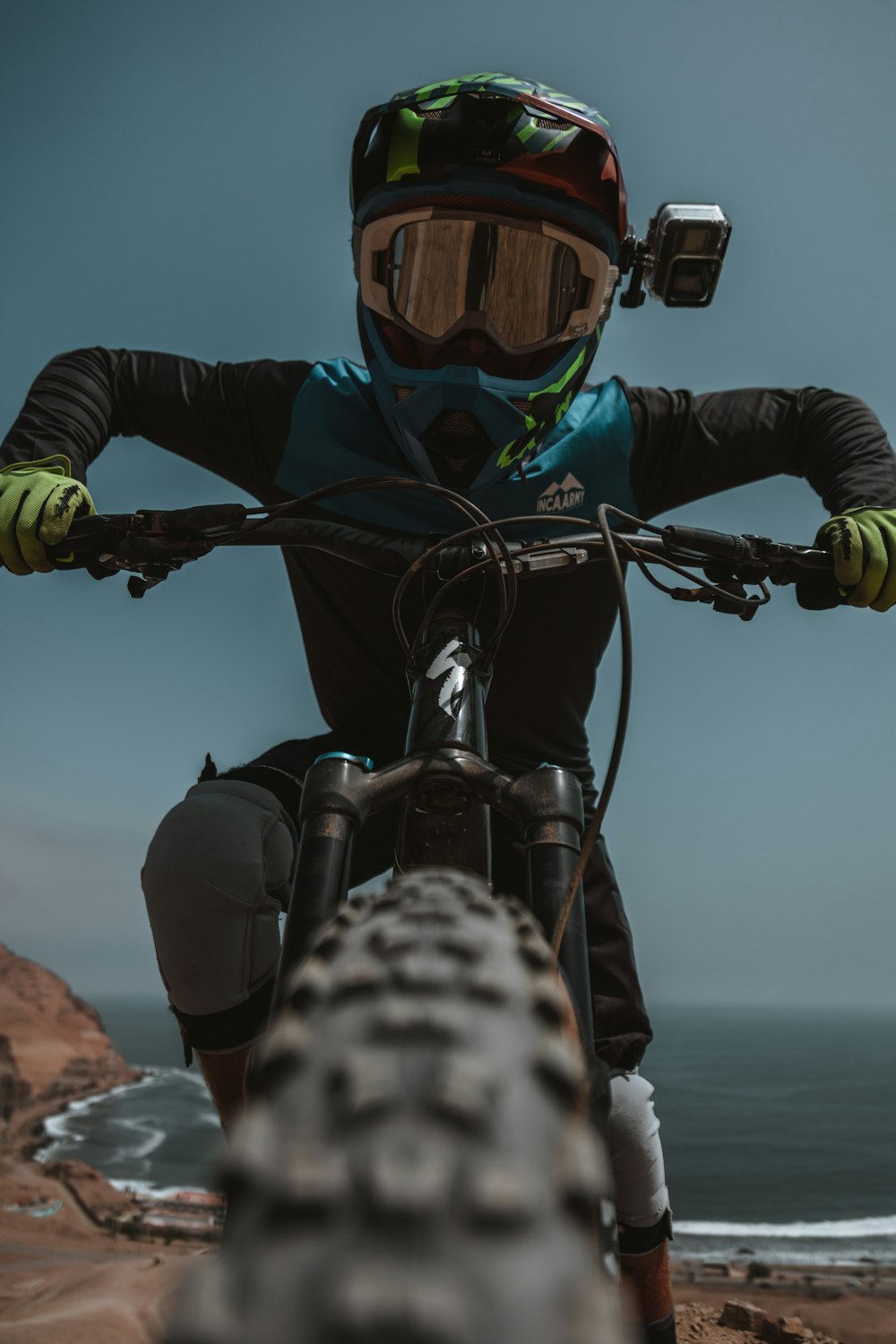 Persona con chaqueta negra montando bicicleta de montaña negra durante el día