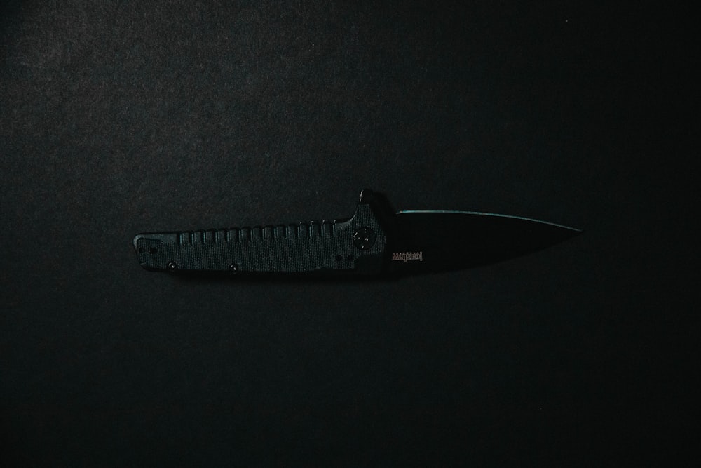 cuchillo negro sobre tela negra