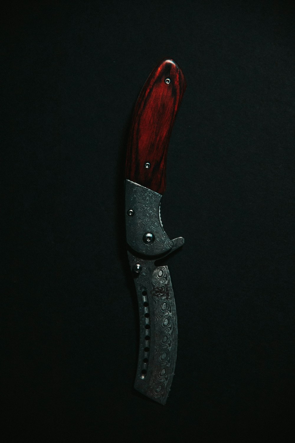 coltello con manico nero e marrone