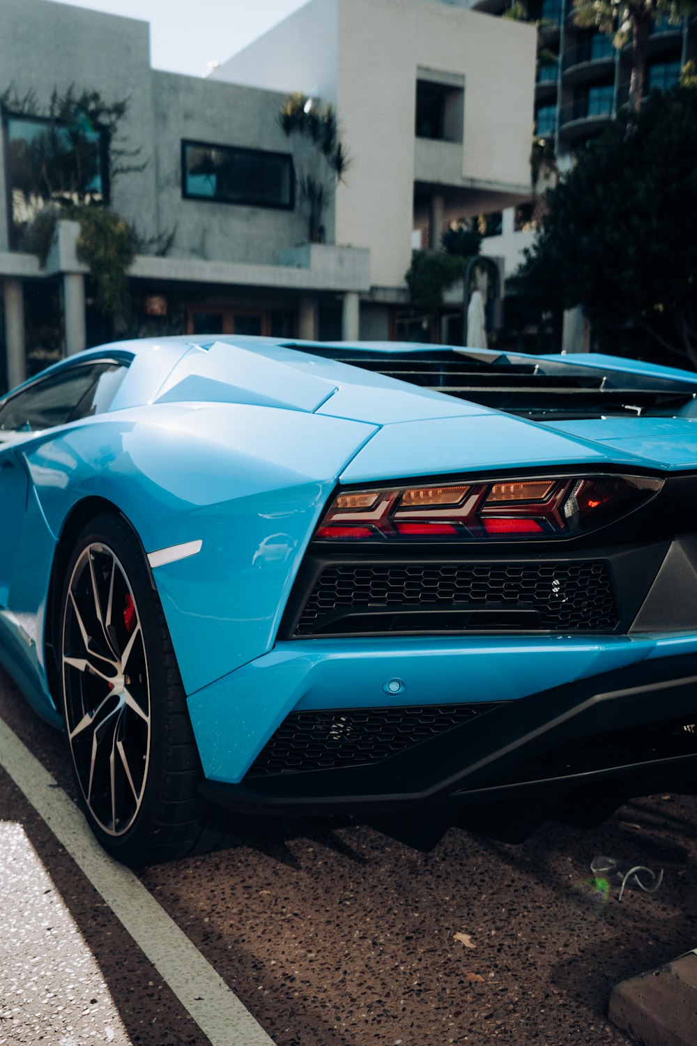 Chevrolet Camaro blu su strada durante il giorno