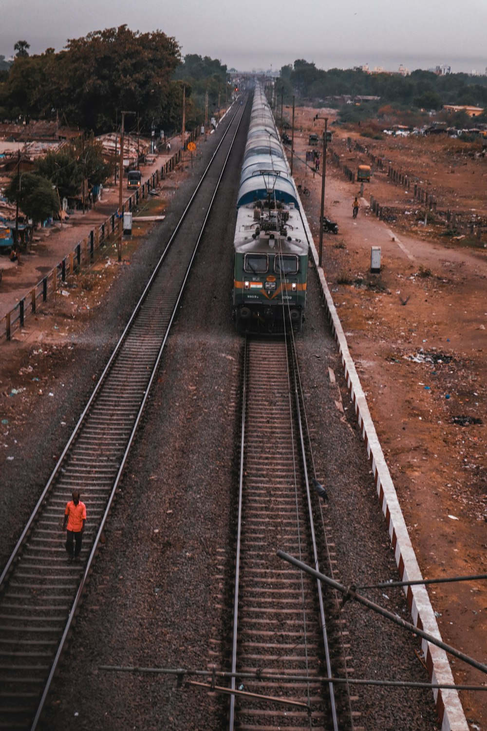 Personas de pie en la estación de tren durante el día