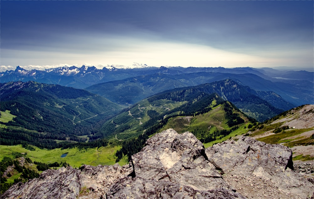 Montagnes vertes sous le ciel bleu pendant la journée