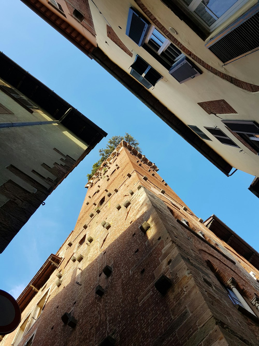 Fotografía de ángulo bajo de un edificio de hormigón beige bajo el cielo azul durante el día