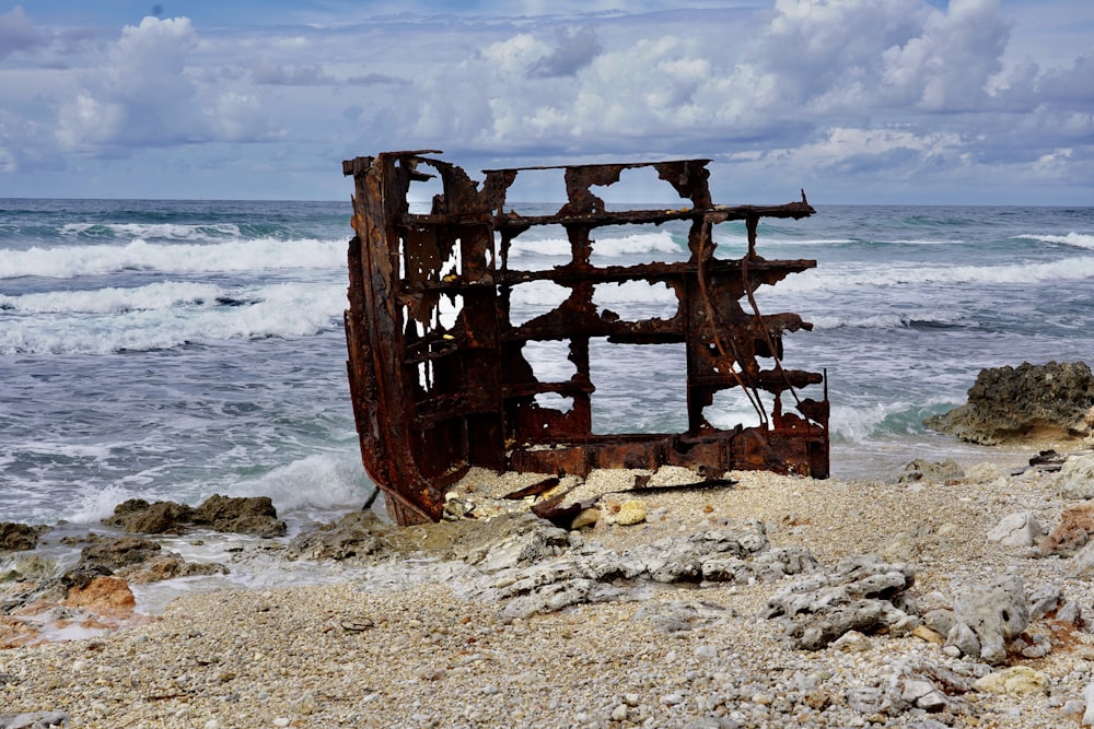 recinzione di legno marrone sulla spiaggia durante il giorno