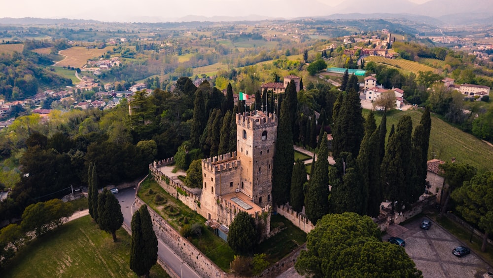 Vue aérienne du château au sommet de la colline pendant la journée