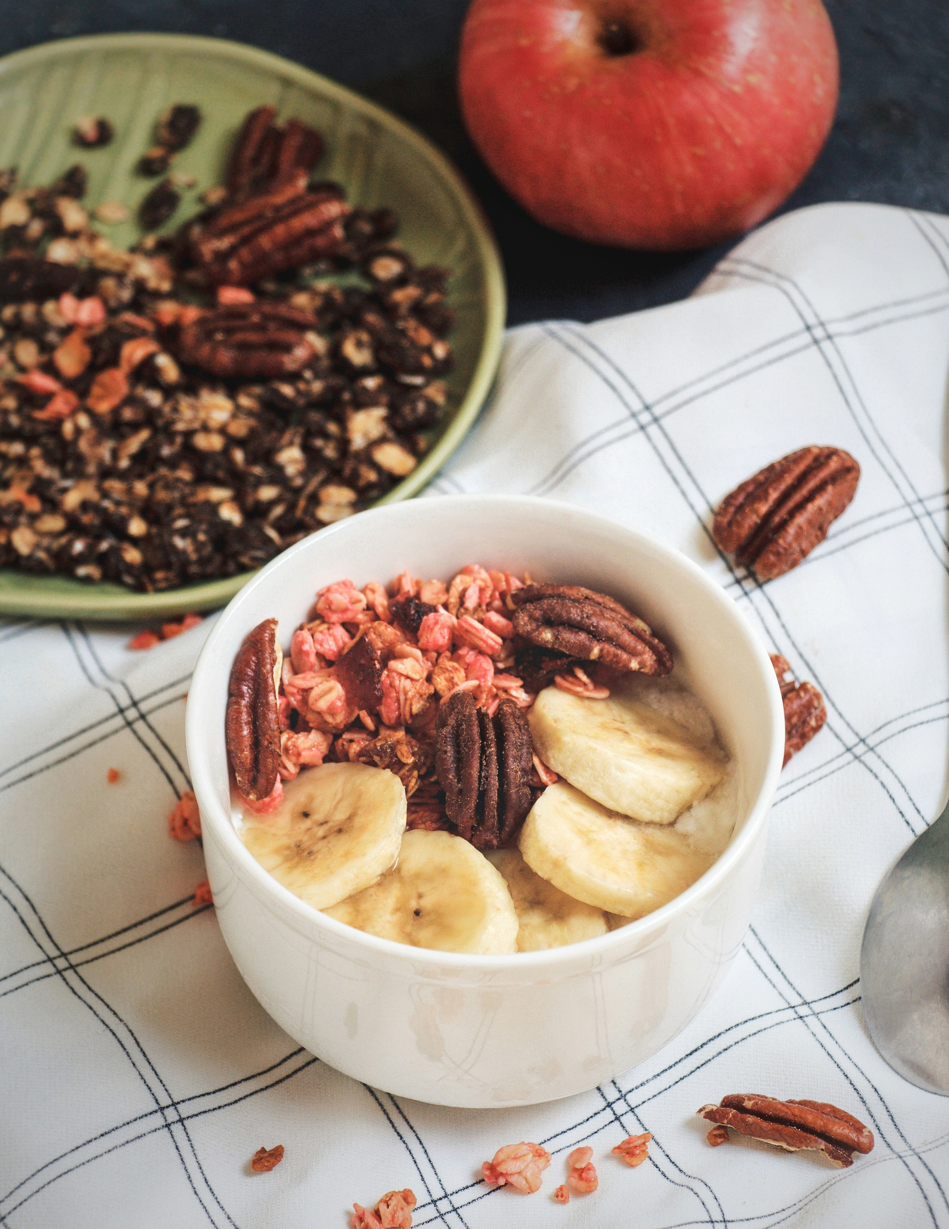 Affettato su ciotola di ceramica bianca