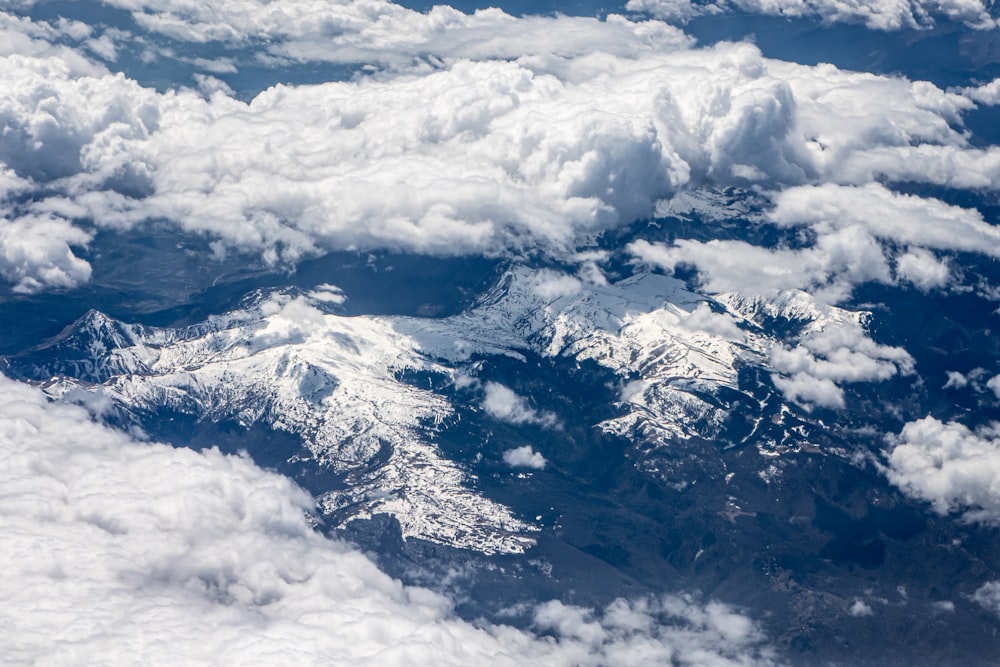 Weiße Wolken über schneebedecktem Berg