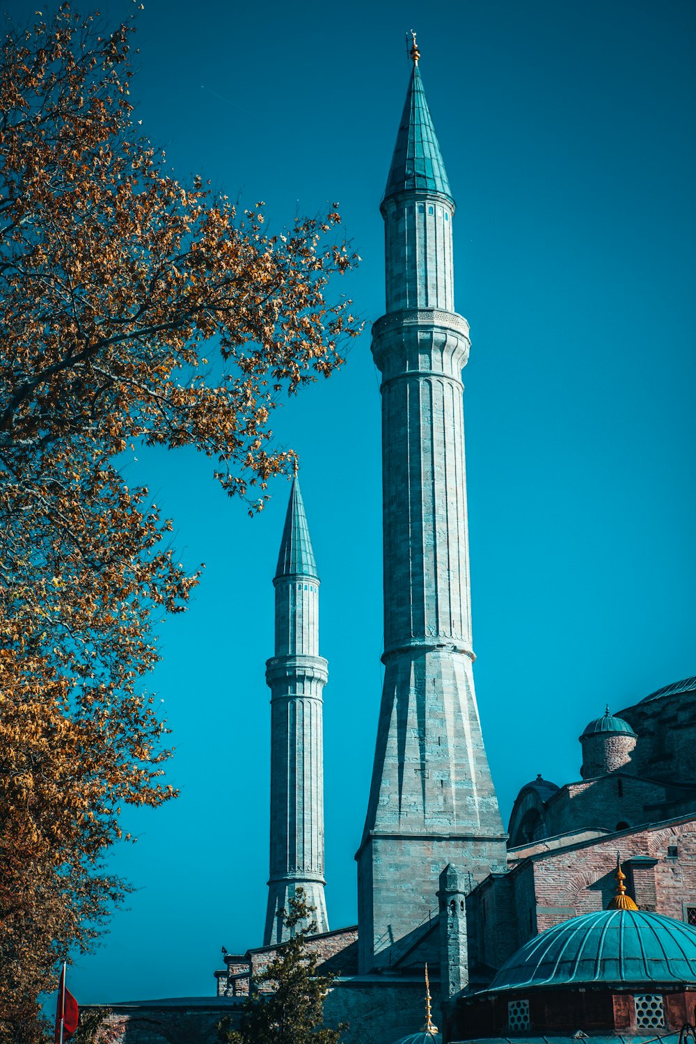 Weißer Betonturm tagsüber unter blauem Himmel