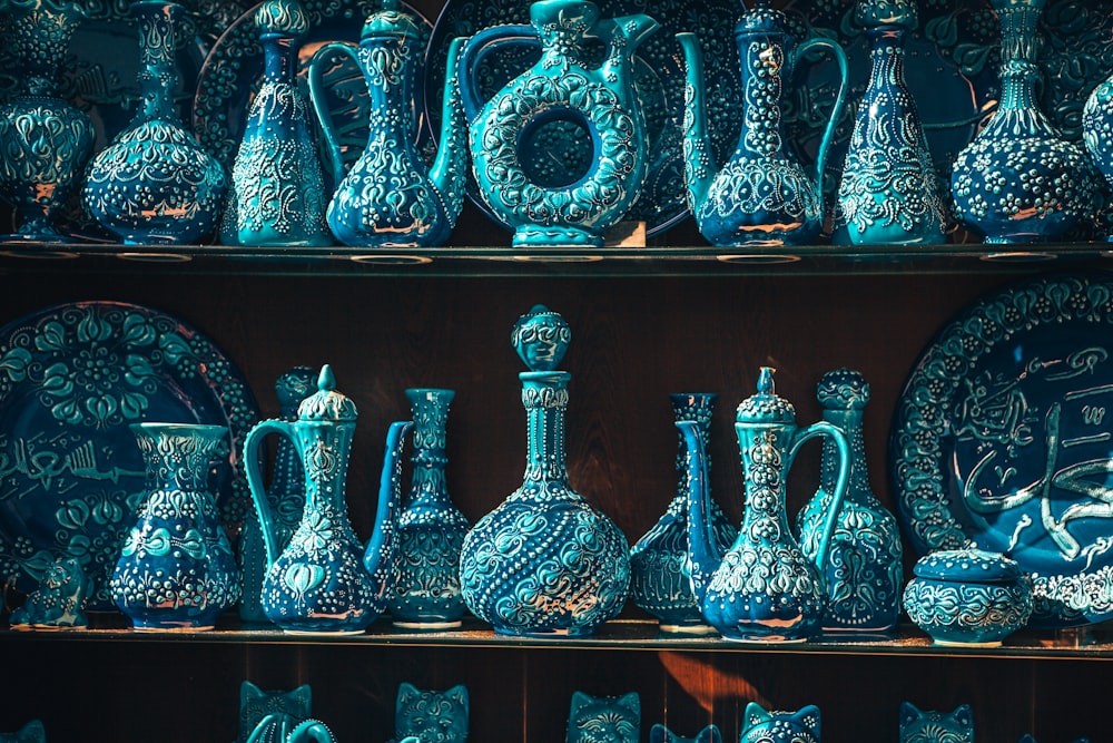 Vase en verre transparent sur étagère en bois brun