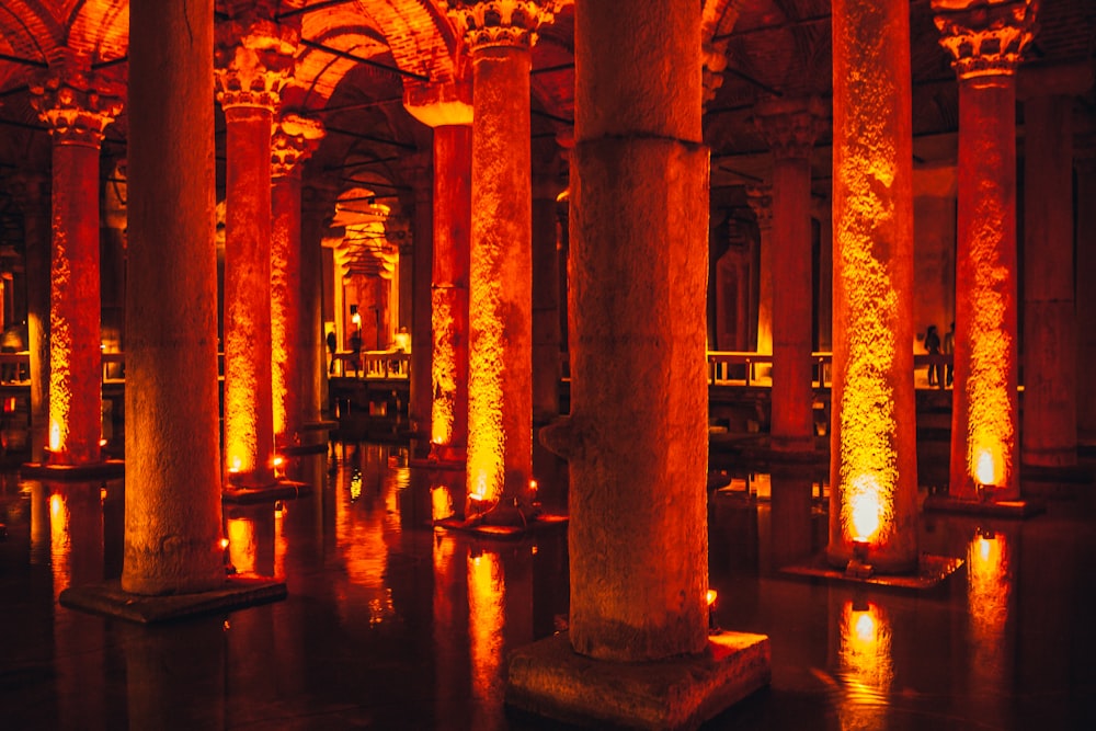 밤 시간 동안 수역 근처의 갈색 콘크리트 기둥