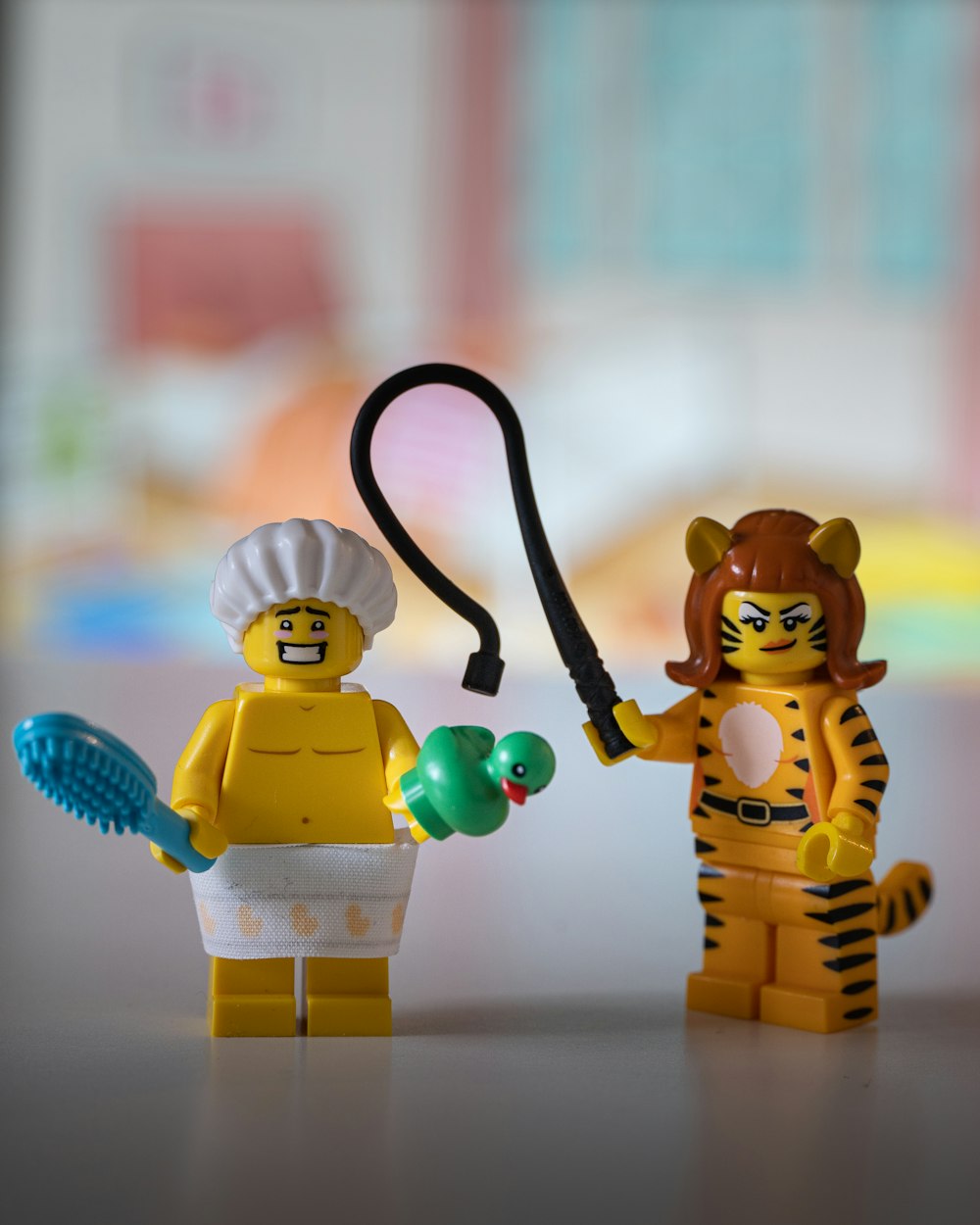 Minifig de Lego sosteniendo una manguera negra