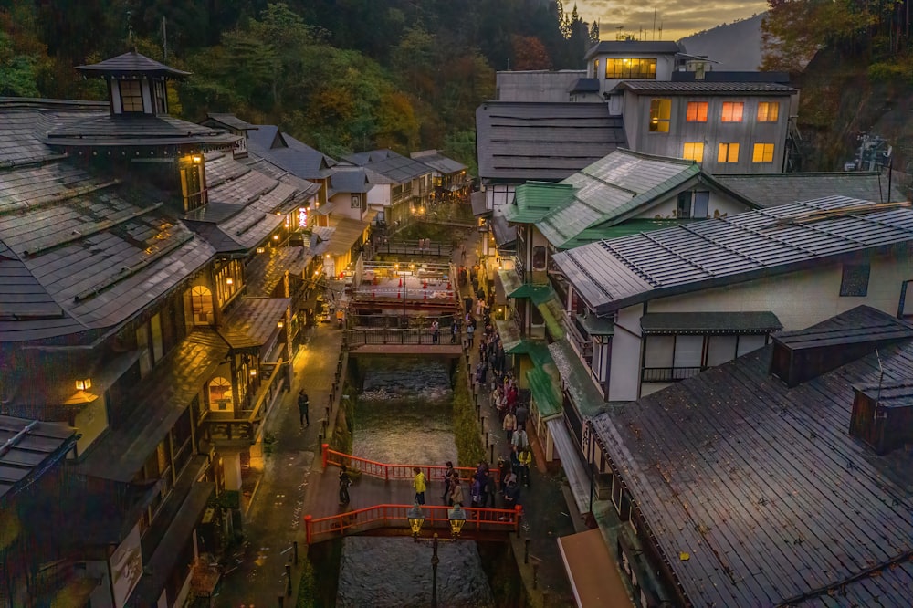 日中の緑と茶色の建物の空中写真