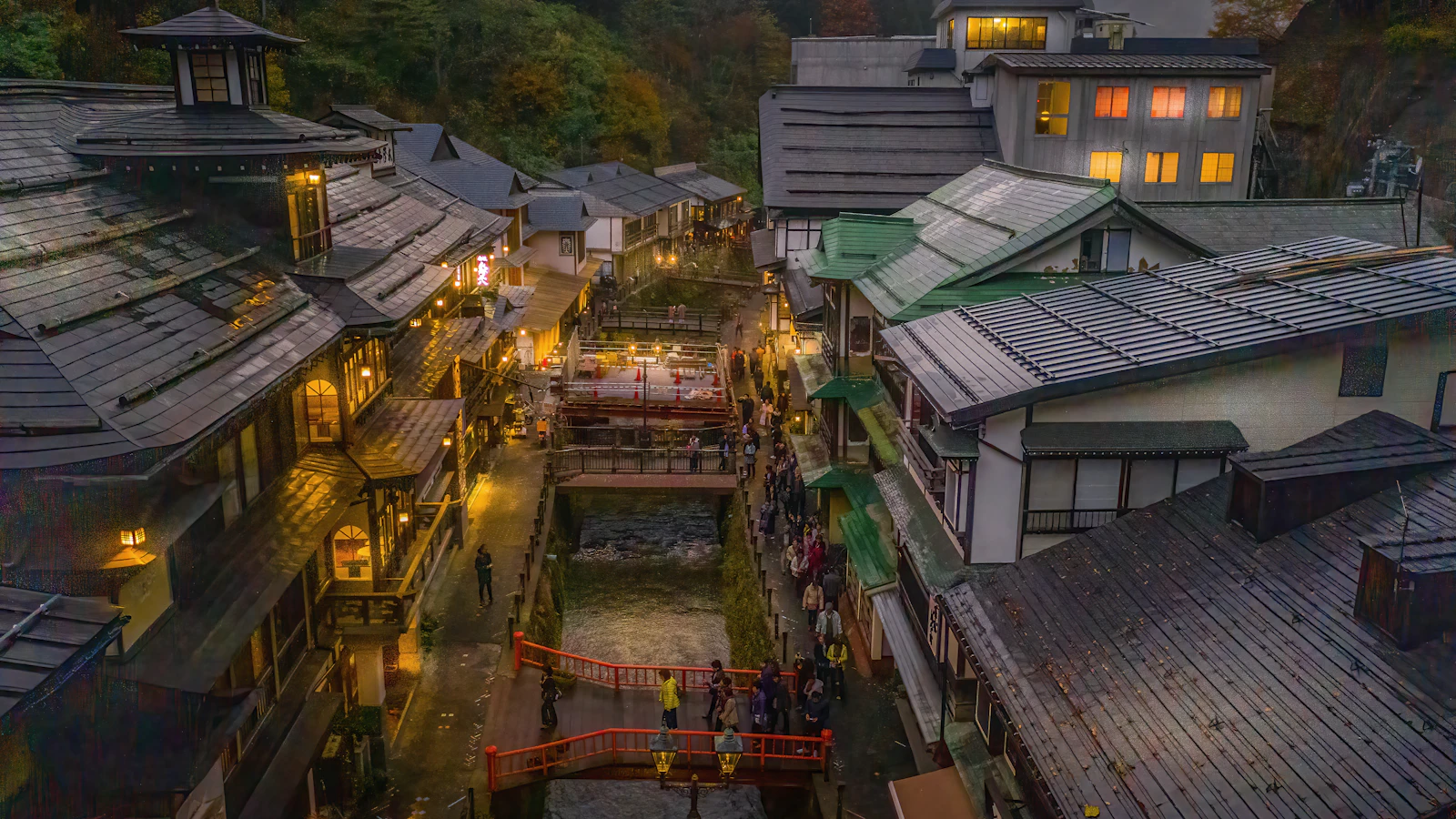 昼間の緑と茶色の建物の航空写真