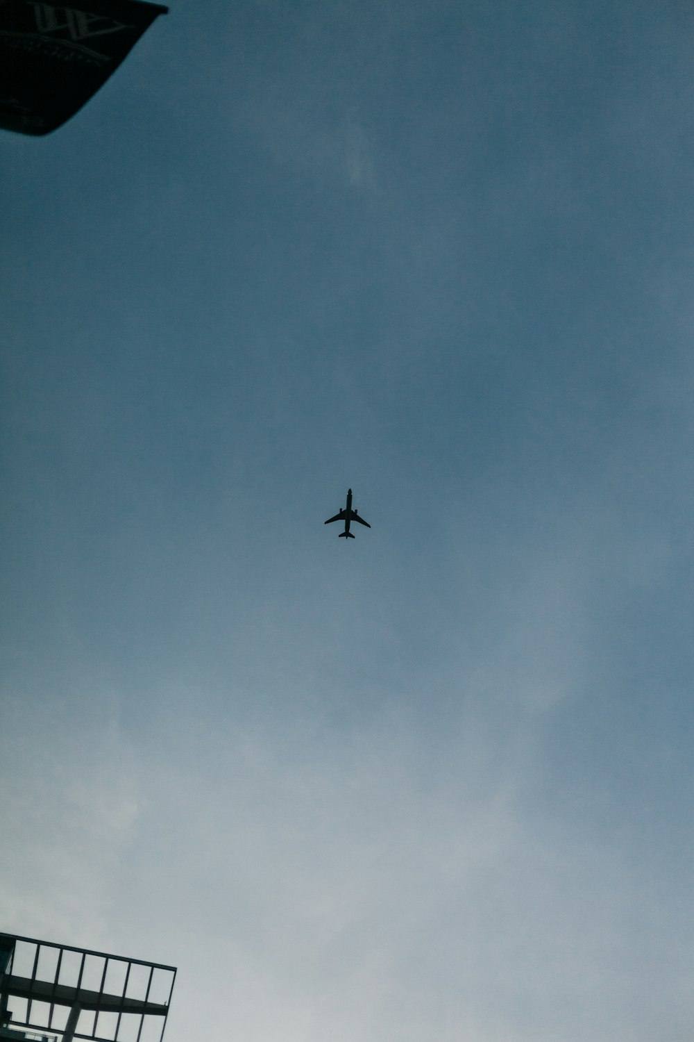 Flugzeug am Himmel während des Tages