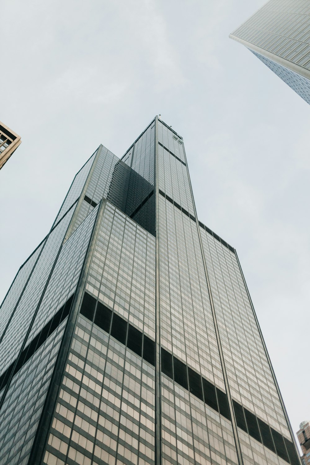 Bâtiment en béton gris sous des nuages blancs pendant la journée