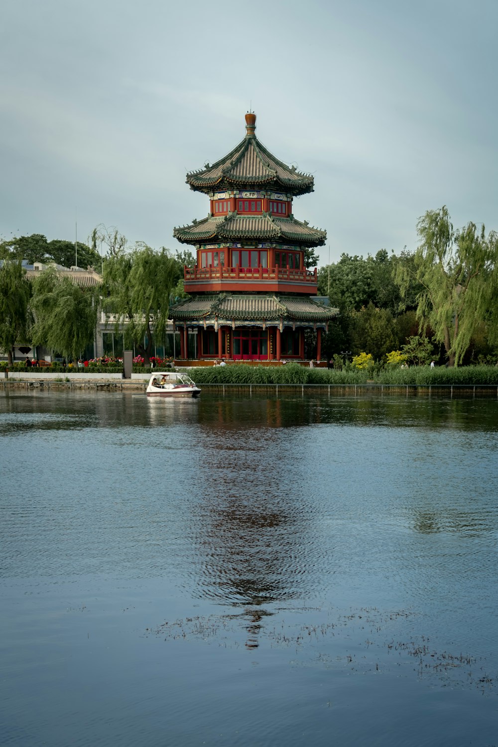 Temple rouge et noir près d’un plan d’eau pendant la journée